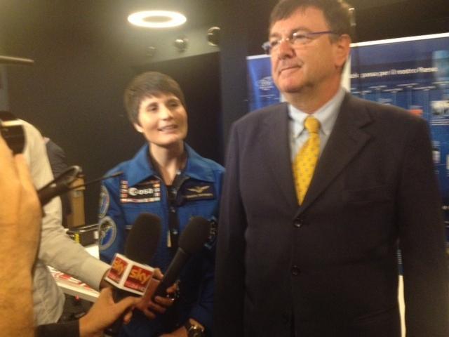 Il professor Zamboni con l'astronauta Samantha Cristoforetti
