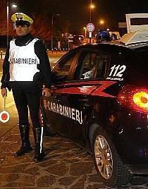 Trova i ladri dentro casa e li fa fuggire sparando 