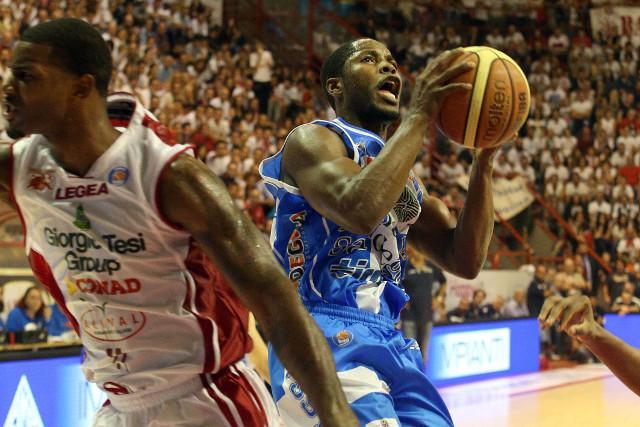 Torna la grande Dinamo Sassari, vittoria per 81-84 a Pistoia 