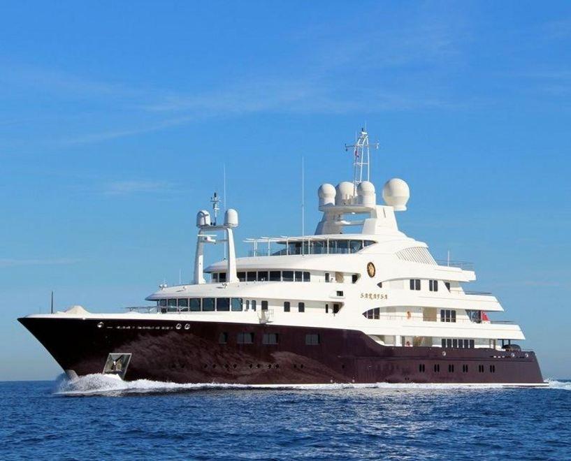 Maxi yacht in rada, ma in Costa Smeralda gli hotel a 5 stelle sono già chiusi da un mese