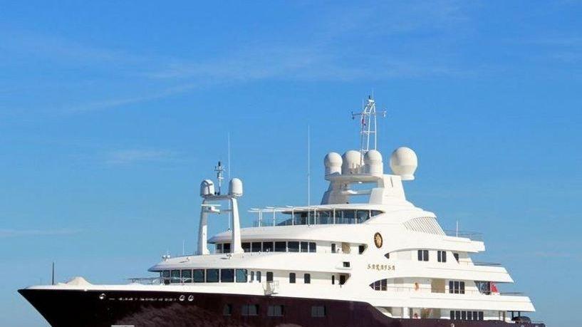 Maxi yacht in rada, ma in Costa Smeralda gli hotel a 5 stelle sono già chiusi da un mese