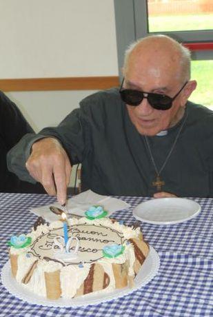 Quartirolo abbraccia don Cavazzuti per i suoi 80 anni 
