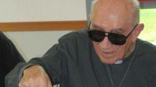 Quartirolo abbraccia don Cavazzuti per i suoi 80 anni