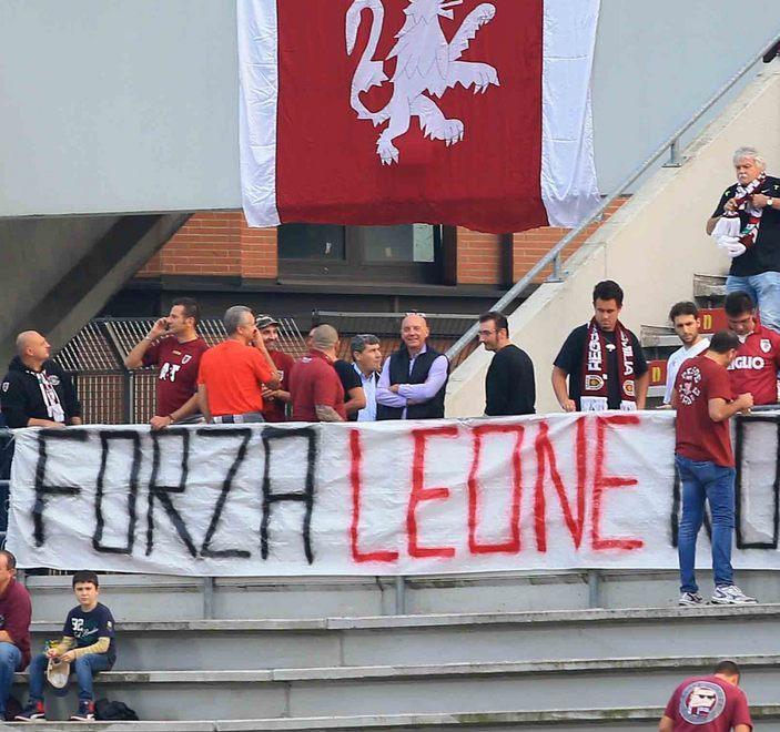 UNO STRISCIONE PER LEONE