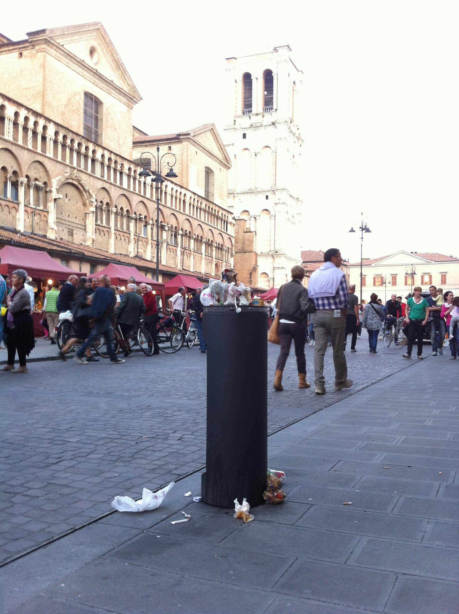 I paracarri diventano cestini di rifiuti