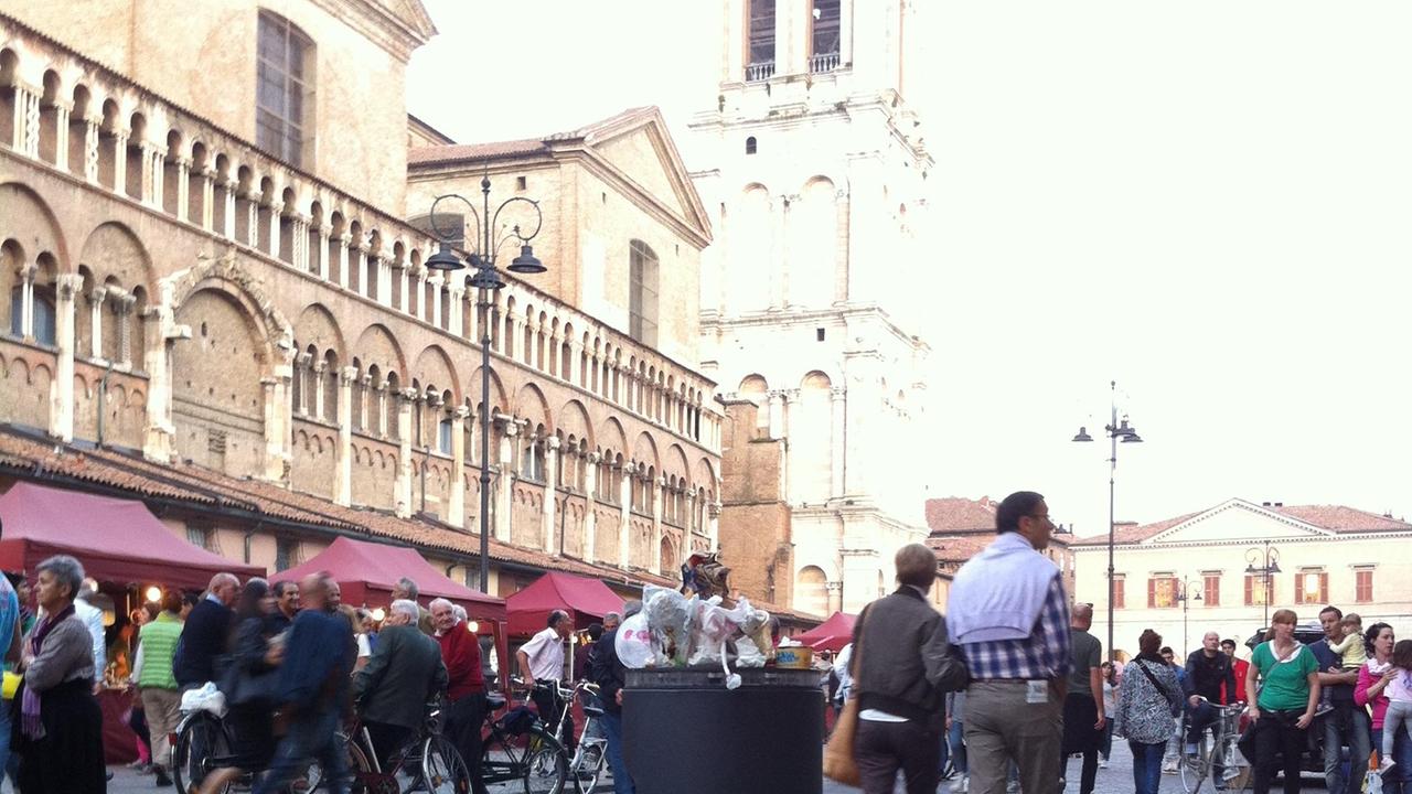 I paracarri diventano cestini di rifiuti