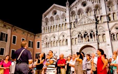 Turisti davanti al Duomo