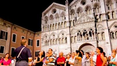 Turisti davanti al Duomo