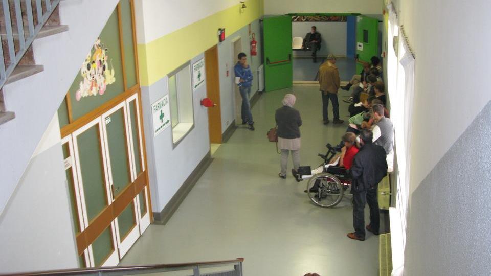 Ospedale, code in farmacia «Fate l’orario continuato»