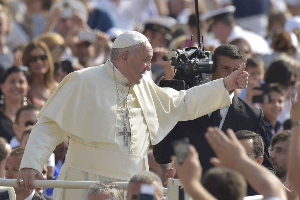 Meridiana, le “magliette rosse” in udienza da papa Francesco 