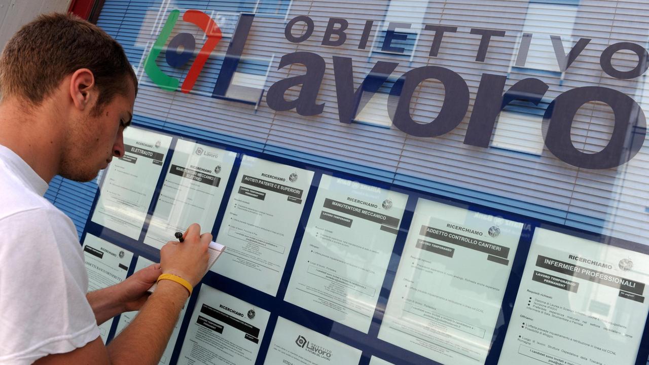 Un giovane scorre gli annunci di lavoro