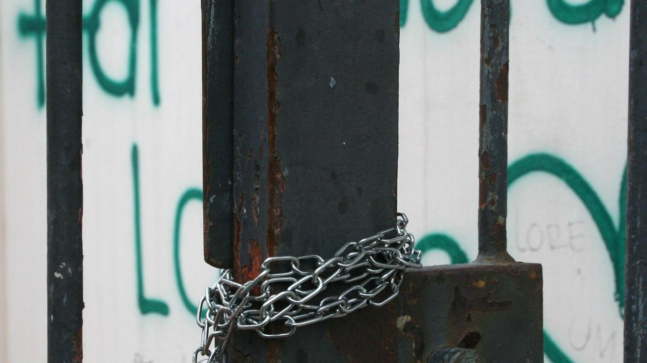 Il luchetto al cancello d'ingresso alla Cianciafera