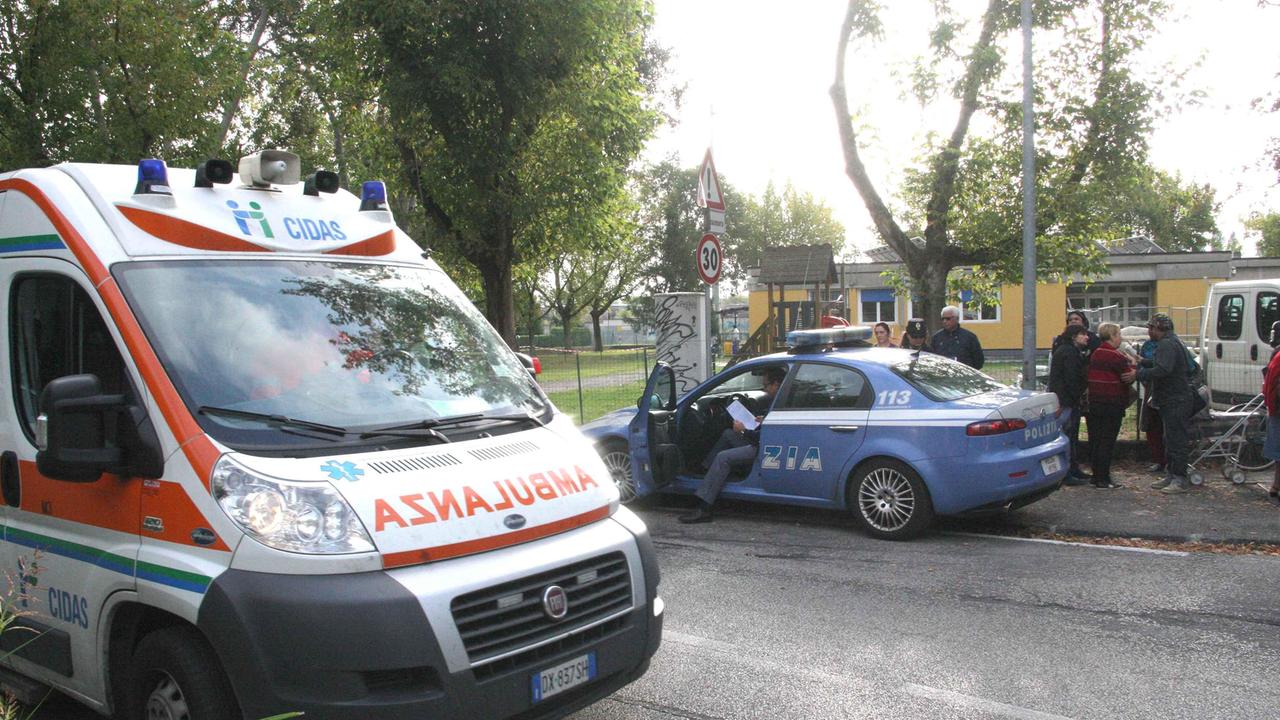 Ambulanza e polizia davanti la scuola