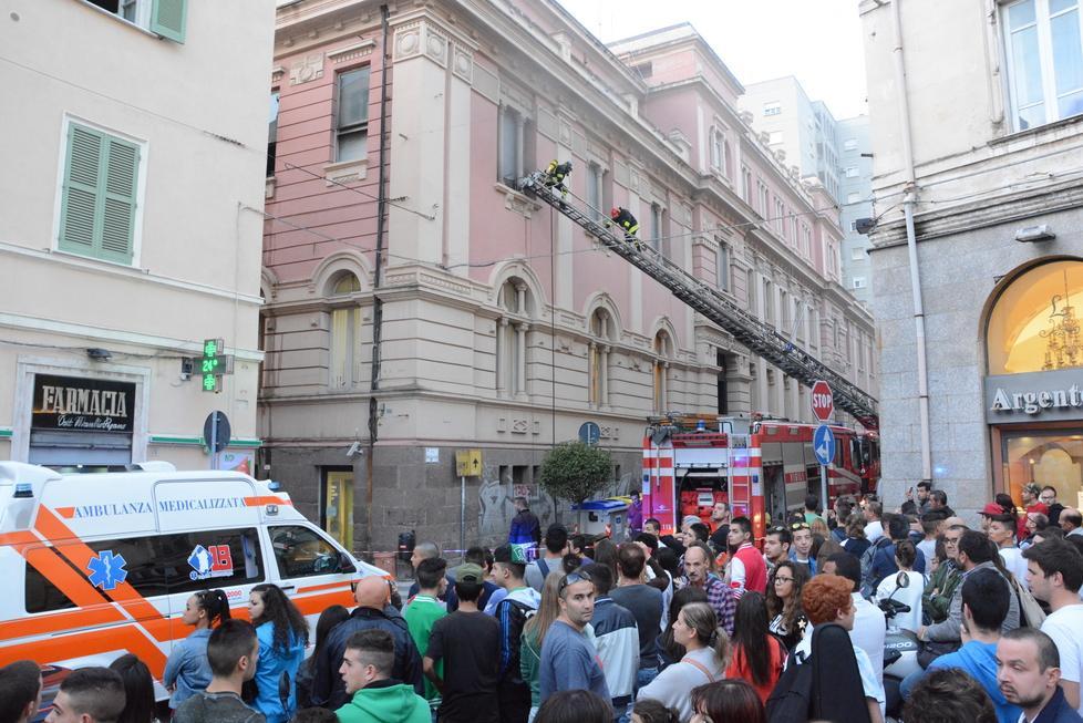 Paura a Sassari, fuoco al palazzo delle Poste, carabiniere intossicato 