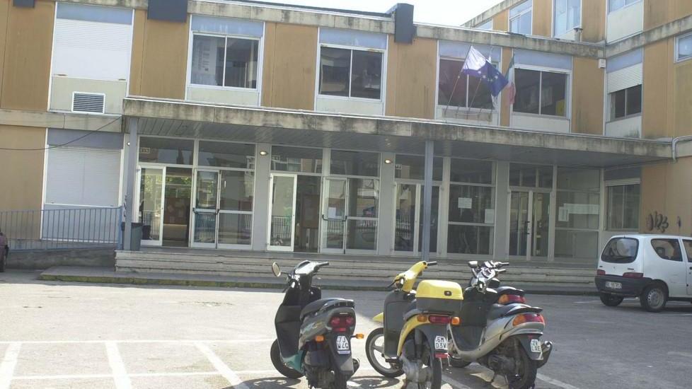 Si rompe un tubo, a casa mille studenti
