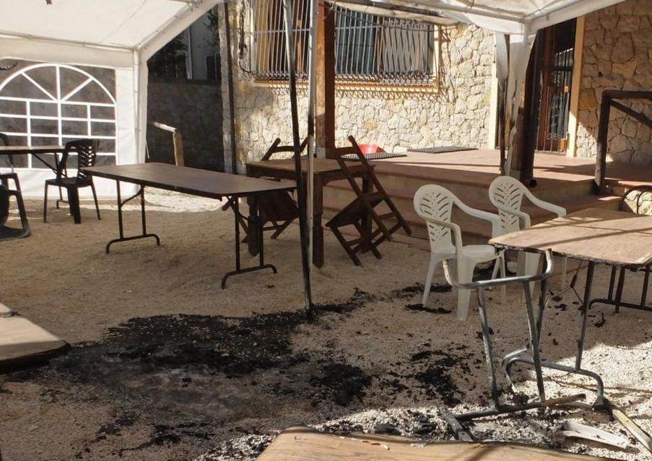 Tentano di incendiare il ristorante nel parco