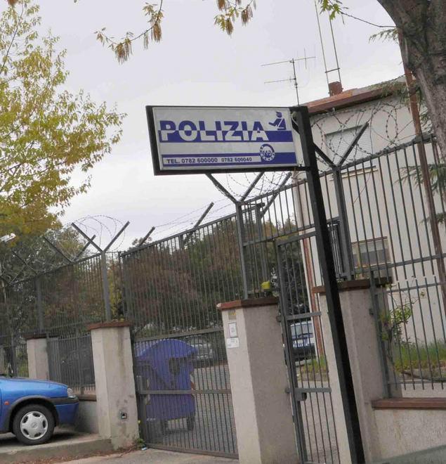 Minacciano una sedicenne e portano via i fucili del padre