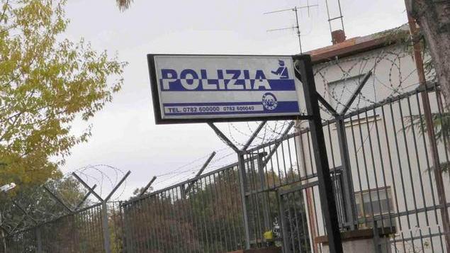Minacciano una sedicenne e portano via i fucili del padre