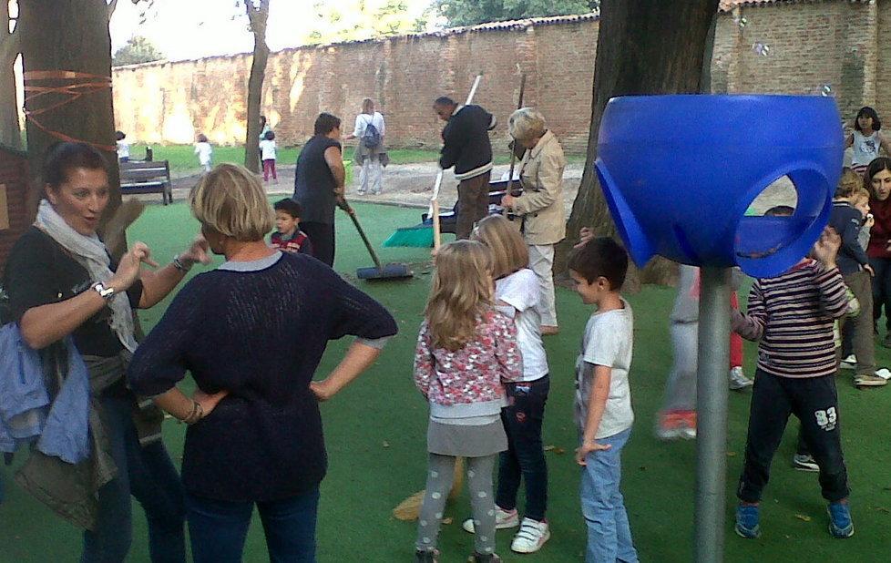 Casa del Bambino, i genitori ripuliscono il grande giardino