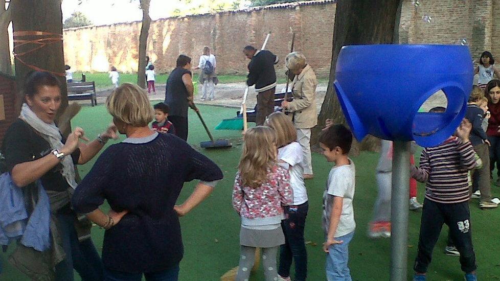 Casa del Bambino, i genitori ripuliscono il grande giardino