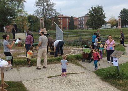 I volontari ripuliscono il parco 