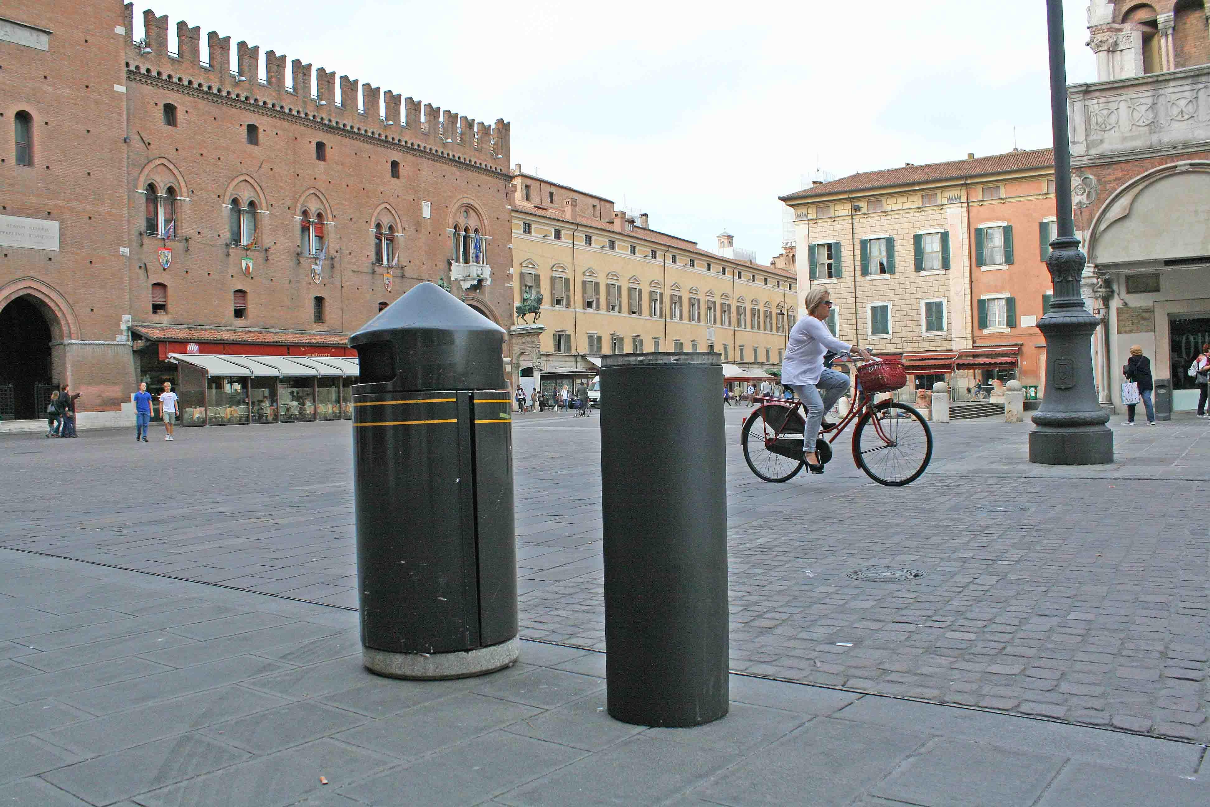 paracarri e cestini in piazza