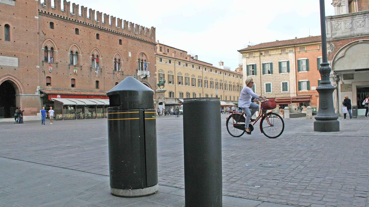 paracarri e cestini in piazza