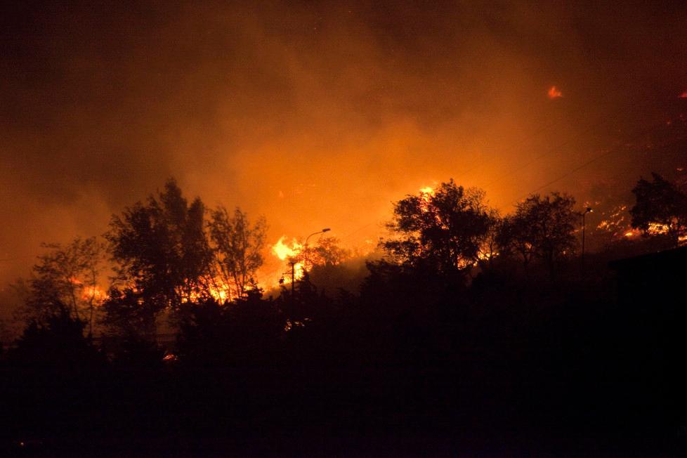 Notte di incendi da Arzana a Tortolì, il vento blocca i Canadair 