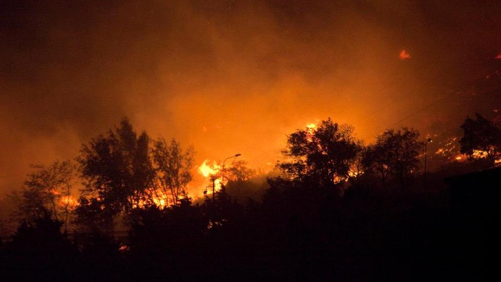 Notte di incendi da Arzana a Tortolì, il vento blocca i Canadair 