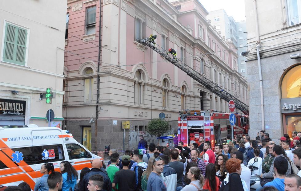 Incendio nel palazzo delle Poste: evacuato 
