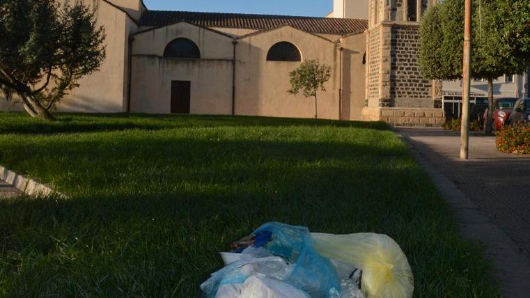 Davanti al santuario spazzatura e bisogni dei cani