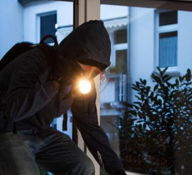 Ladri nelle case in via Lulli e via Guareschi Rubati soldi, assalto fallito a una cassaforte