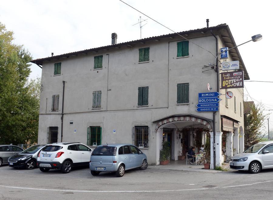 Negozi e rotonda al posto del bar storico 
