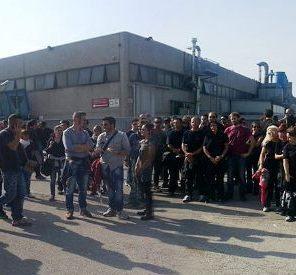 Da Livorno sindaco e operai protestano davanti alla Trw 