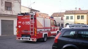 Cade da una scala e trova la morte 