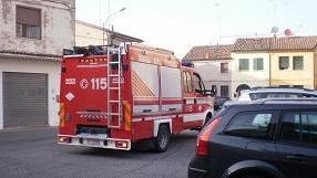 Cade da una scala e trova la morte