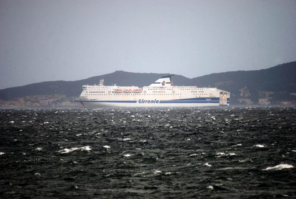 Maltempo in Sardegna, il maestrale dà tregua: porti riaperti 