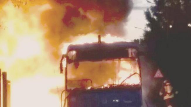 Corriera in fiamme davanti alle elementari