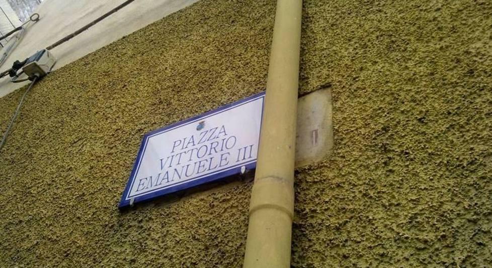 Una targa sbagliata nella piazza