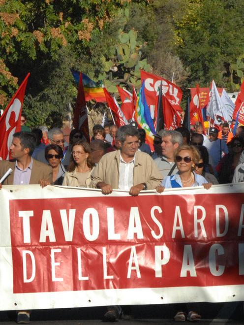 In marcia per la pace: «Disarmare l’isola» 