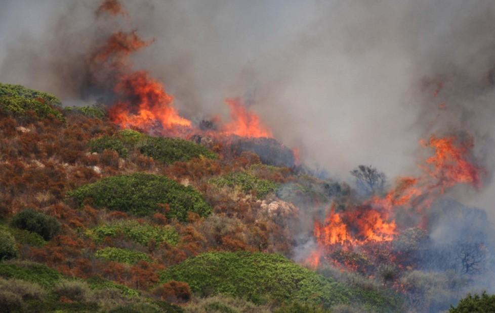 Le fiamme circondano Urzulei e Tortolì 