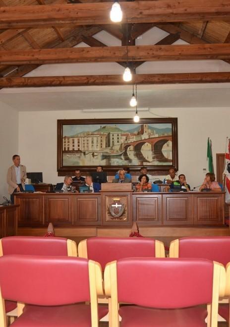 Meno tempo ai consiglieri, in aula scoppia la polemica 