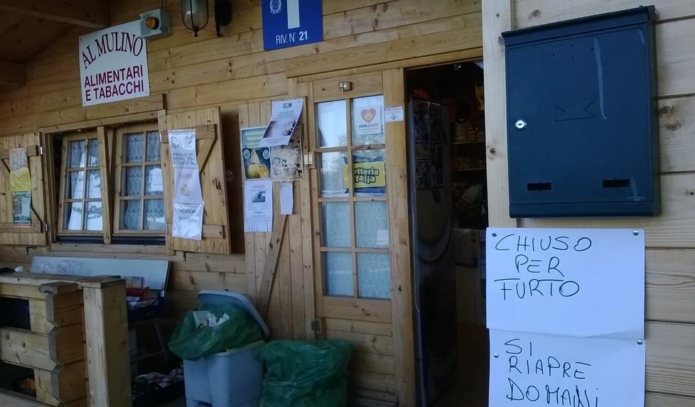 Ladri in negozio terremotato Spariti valori per 15mila euro