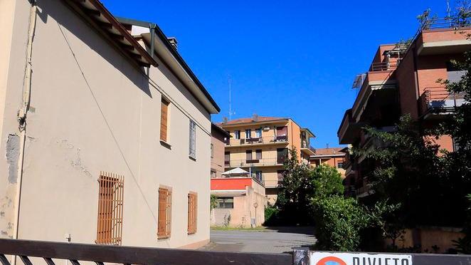 Ladri acrobati in azione in via Pagliani: vengono scoperti e si buttano dal balcone