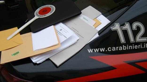 Gli ruba la borsa e lo ricatta. Guai per tentata estorsione