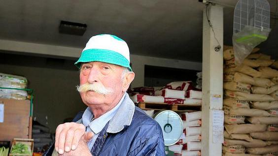 Lotta con il rapinatore lo disarma e lui fugge