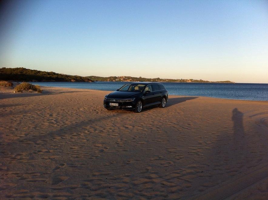 Foto all'auto sulla spiaggia di Liscia Ruia, 15mila euro di multa