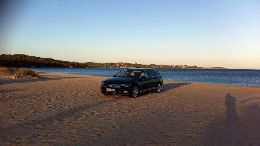 Foto all'auto sulla spiaggia di Liscia Ruia, 15mila euro di multa