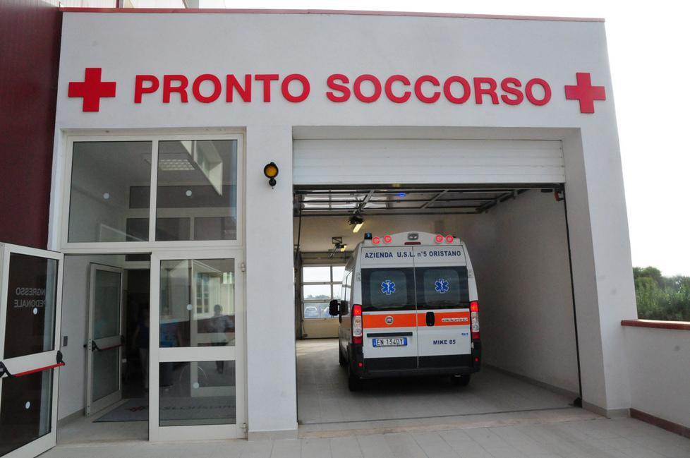 Travolto da uno scooter mentre attraversa la strada 