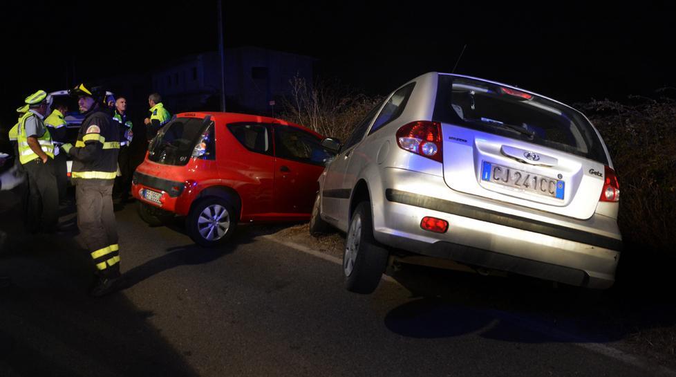 Spaventata dal gatto sbanda e centra un’altra vettura